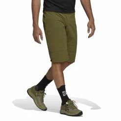 FIVETEN TrailX Bermuda Shorts Focus Olive -Endura Verkaufsladen h46051 5 apparel on model walking view white